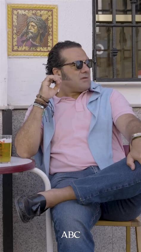 Luis Lara Ramos en acción, mostrando su característico humor y carisma en un escenario.