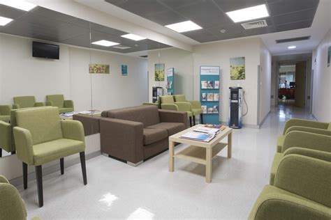 Interior de una sala de espera en un centro de fertilidad