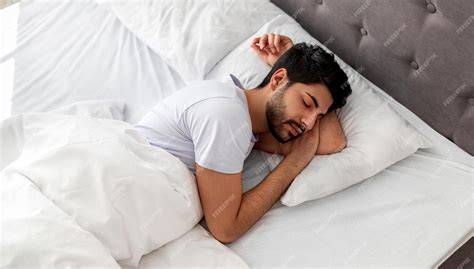 Persona durmiendo en un ambiente con humedad óptima