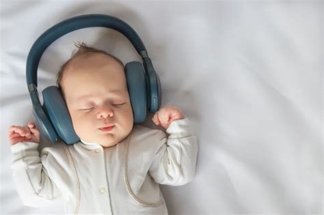 Bebé recién nacido escuchando atentamente a sus padres