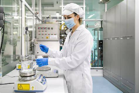 Fotografía de un laboratorio de farmacia preparando una fórmula magistral líquida.