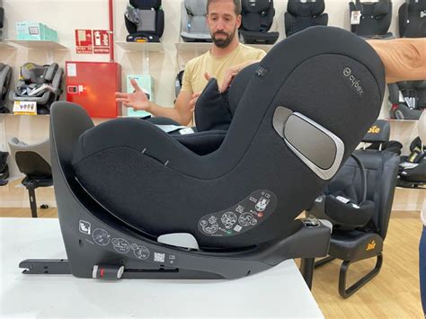 Foto de la silla de coche Cybex Sirona Q i-Size en un vehículo, mostrando su diseño y funcionalidad