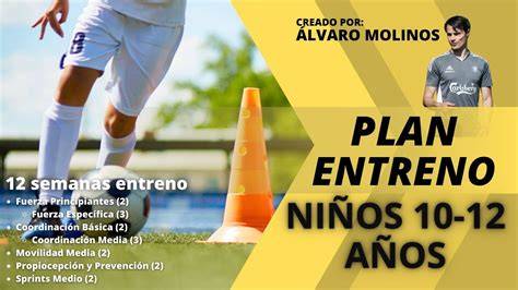 Fotografía de un niño utilizando un chubasquero deportivo durante una sesión de entrenamiento de fútbol bajo la lluvia.