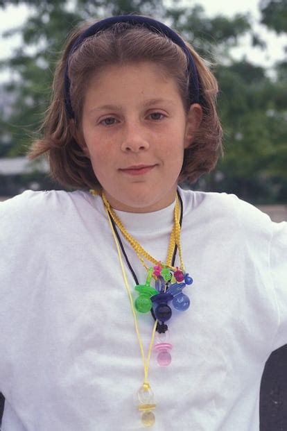 Foto temática de adolescentes con chupetes de la suerte en los años 90