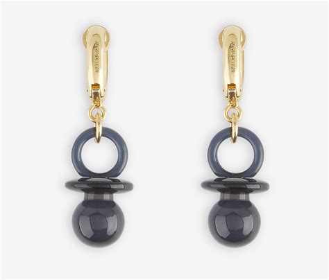 Imagen de los pendientes 'Dummy' de Balenciaga con diseño de chupete