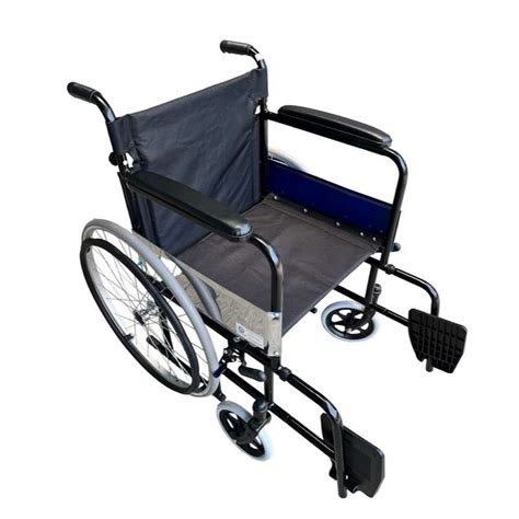 Foto de una silla de paseo moderna en un entorno urbano, mostrando sus ruedas de goma maciza