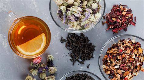 Varios tipos de tés e infusiones servidos en tazas