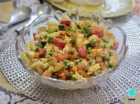 Plato de papilla con fideos y verduras para bebé