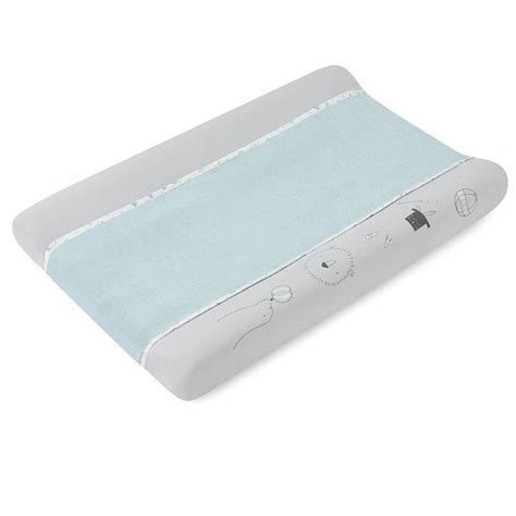 Imagen de una funda cambiador Petit Praia Circ en uso, con un bebé