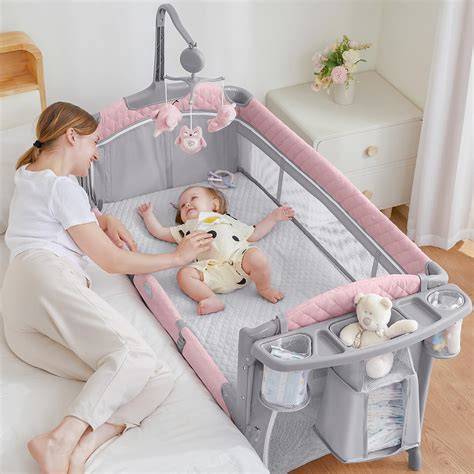 Cuna de bebé con superficie firme y sin objetos, cojines o almohadas