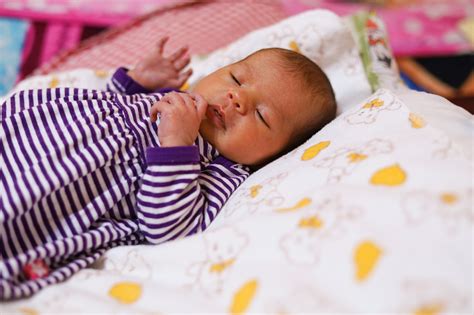 Bebé durmiendo cómodamente en un pijama adecuado, sin exceso de mantas ni objetos en la cuna