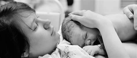 Bebés gemelos realizando contacto piel con piel con su madre