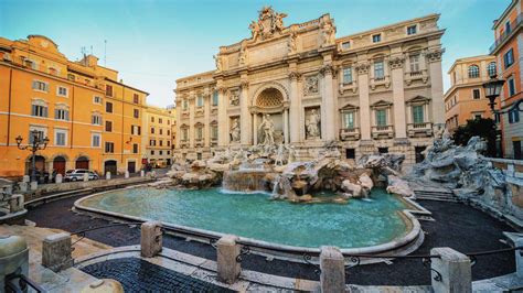 Fotografía de la Fontana di Trevi teñida de rojo