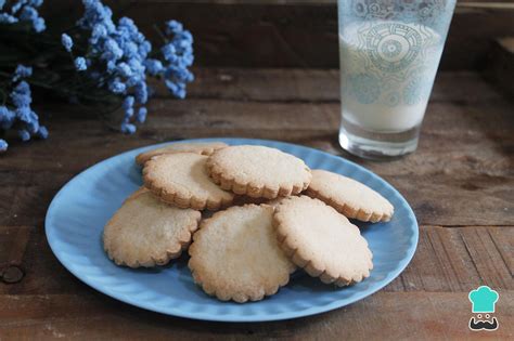 Galletas de harina de arroz con formas variadas sobre una rejilla de enfriamiento