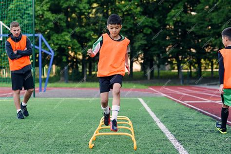 Foto de niño entrenando fútbol con un entrenador personal