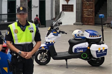 Galería de imágenes mostrando diferentes modelos de motos de policía eléctricas para niños, incluyendo diseños de la Policía Nacional y Guardia Civil.