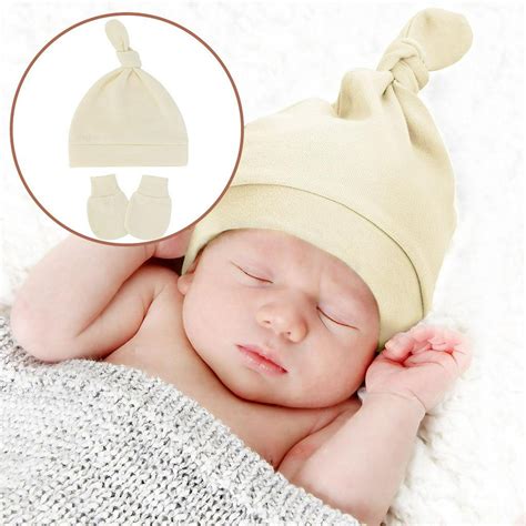 Esquema detallado de un gorro para recién nacido destacando las costuras suaves y el diseño del lazo decorativo