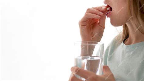 Foto temática: mujer tomando pastillas de misoprostol