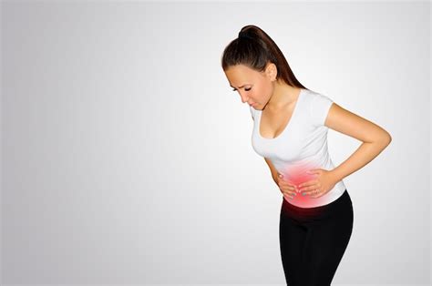Fotografía de una mujer con dolor abdominal