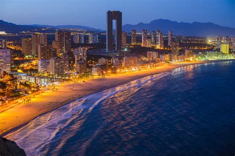 Vista panorámica de Benidorm con sus rascacielos y playas.