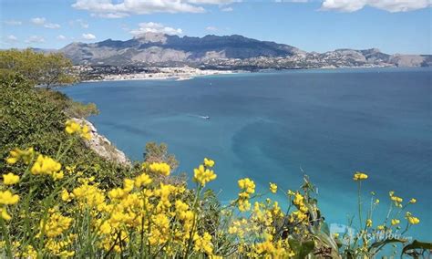 Paisaje del Parque Natural de la Sierra Helada con senderos y vistas al mar.