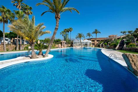 Detalle de una piscina en Camping Villasol con zona de hamacas.