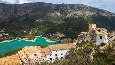 Vista del pueblo de Guadalest con su castillo.