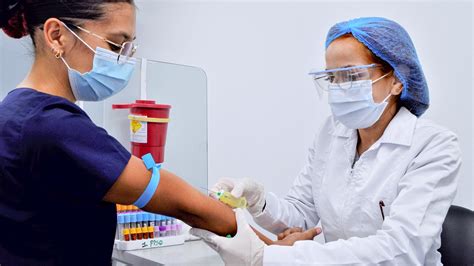 Imagen de un profesional de la salud tomando una muestra de sangre de un paciente.