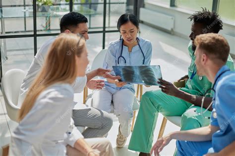 Médicos y personal sanitario trabajando en un hospital en situación de pandemia
