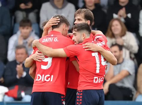 Juan Bertó junto al cuerpo técnico del Osasuna en Tajonar
