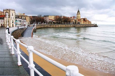 Foto de Gijón, con el puerto y la playa de San Lorenzo al fondo