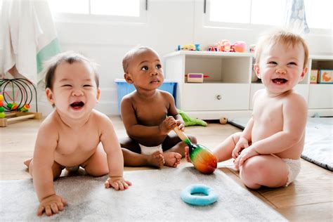 Foto de bebés interactuando o jugando, simbolizando desarrollo