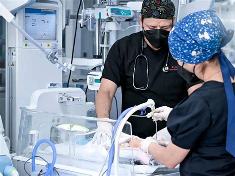 Equipo médico de neonatología trabajando en una UCI