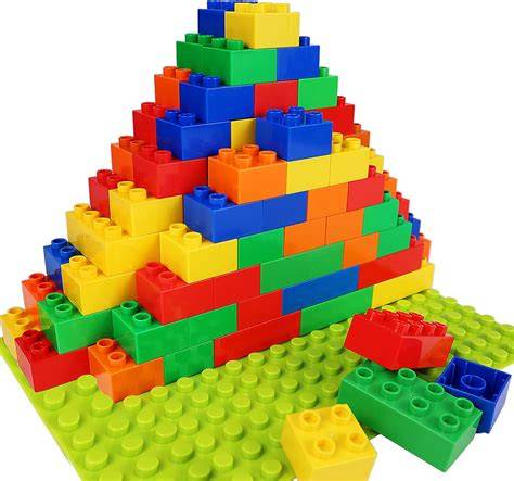 Montaje de fotos mostrando bloques de construcción en diferentes contextos: juego individual, juego en grupo, juego simbólico y construcciones complejas.