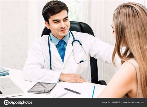 Foto de una mujer recibiendo apoyo médico en una consulta