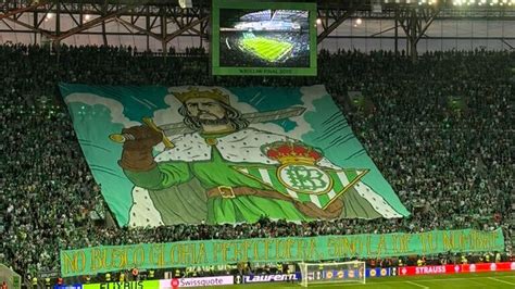 Aficionado llevando una chaqueta del Real Betis en el estadio