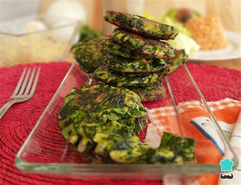 Imagen de una tosta con tortita de espinacas, verduras salteadas y queso feta