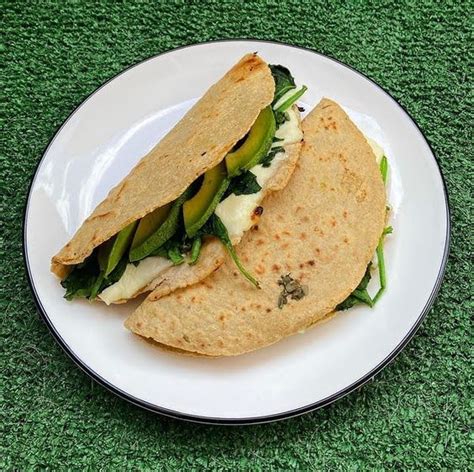 Quesadillas de espinacas y feta doradas, con aliño de tomate