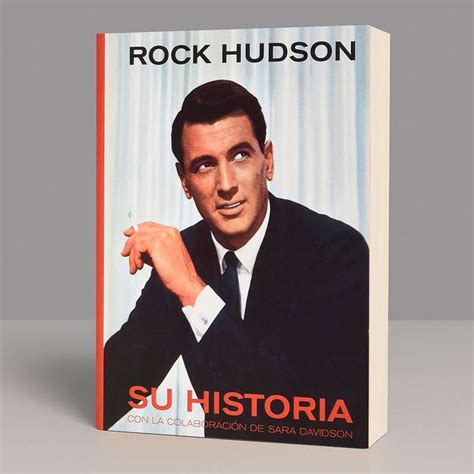 Fotografía icónica de Rock Hudson en su juventud, resaltando su atractivo físico y porte de galán de Hollywood.