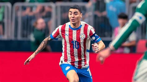 Foto de Miguel Almirón en un partido con la selección de Paraguay