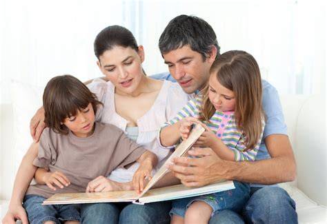 Padres leyendo con sus hijos