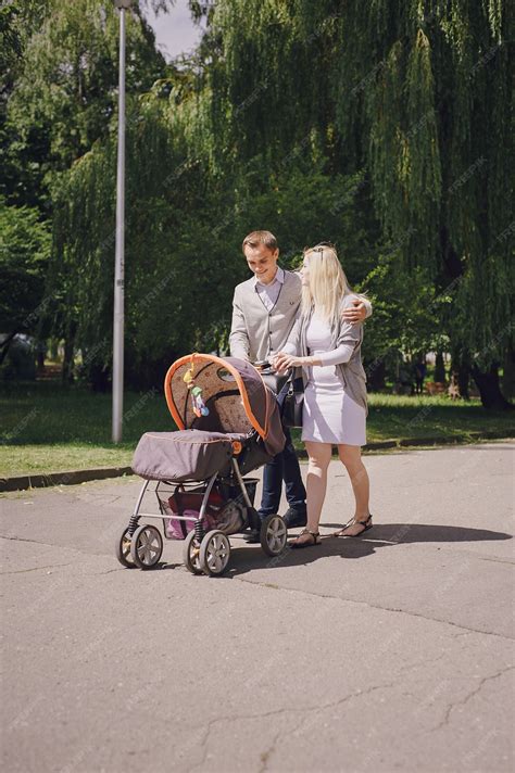 Familia paseando con un carrito de bebé Tuc Tuc en un entorno natural