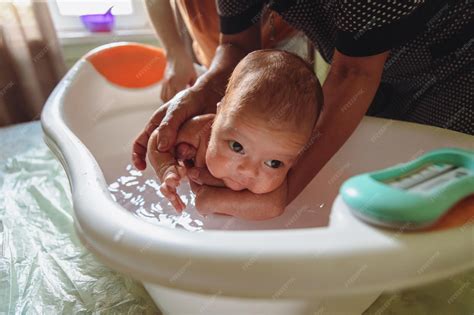Bebé siendo bañado antes de dormir