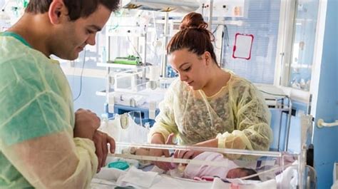 Foto: Padres de bebés prematuros recibiendo orientación y apoyo psicológico