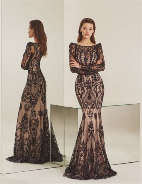Vestido de lactancia elegante de corte sirena, apto para invitadas a bodas, con detalles de encaje y discreta abertura para lactancia.