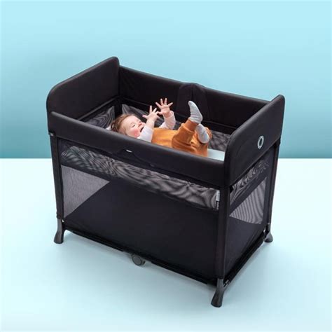 Diseño abierto de la cuna de viaje Bugaboo Stardust con un bebé descansando
