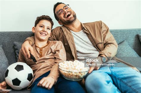 foto temática de un padre viendo un partido de fútbol o disfrutando de sus vacaciones con su hijo