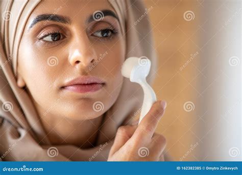 mujer cuidando su piel postparto