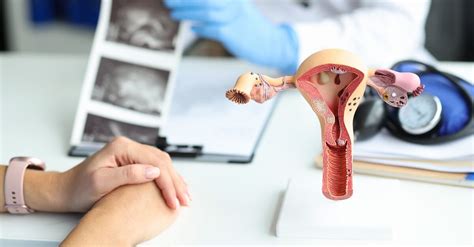 Mujer consultando con un ginecólogo sobre opciones reproductivas