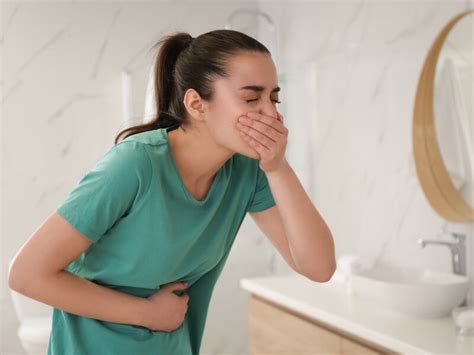 Imagen de una mujer sintiendo náuseas por un olor fuerte